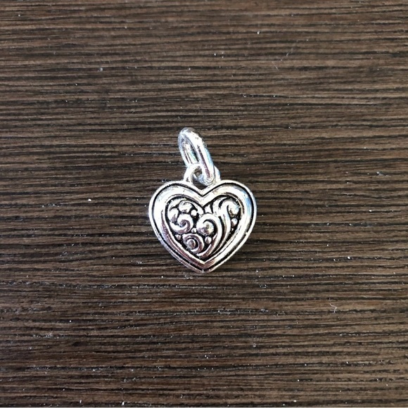 Jewelry - Silver metal heart pendent